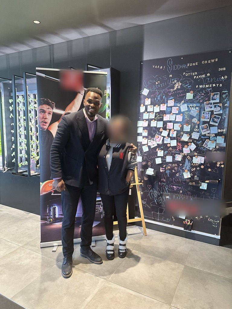 Tino Jalo with a guest at an on-site workplace activation